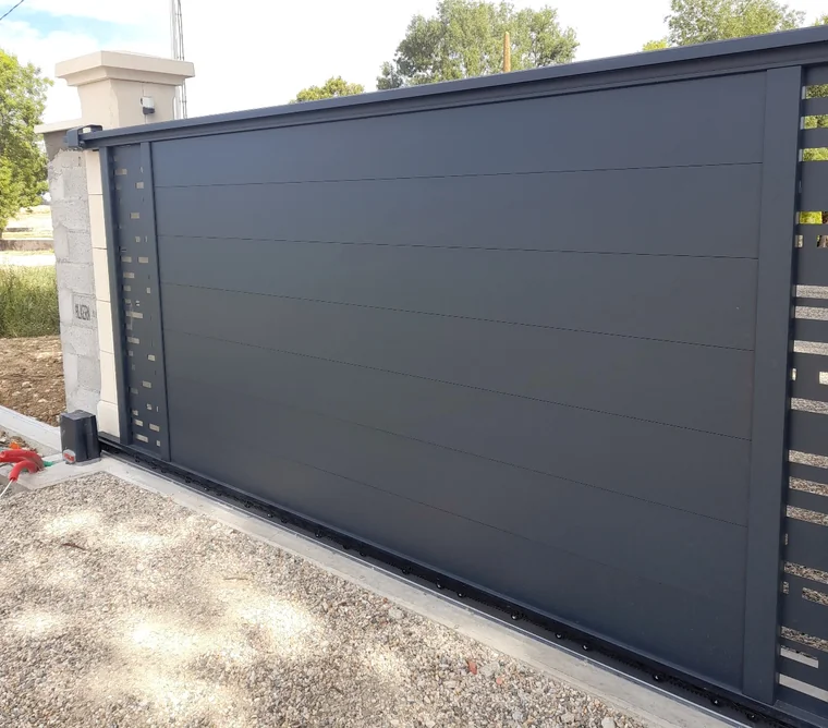 Portail coulissant anthracite à panneaux pleins et motifs latéraux ajourés