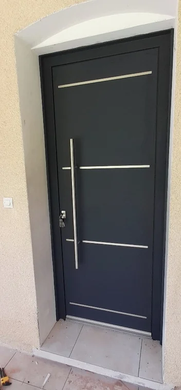 Porte d’entrée anthracite avec barre de tirage et inserts horizontaux