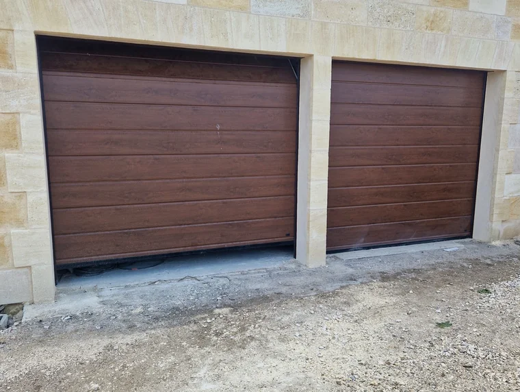 Deux portes de garage à panneaux finition bois