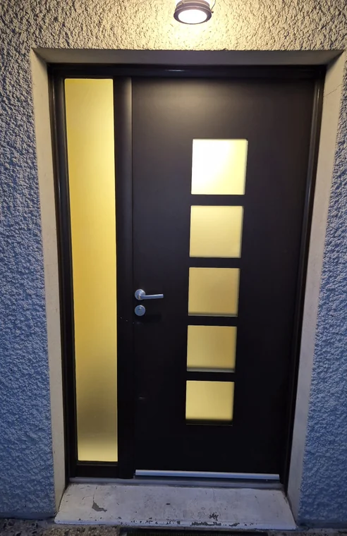 Porte d’entrée sombre avec cinq vitrages carrés et vitrage latéral éclairés
